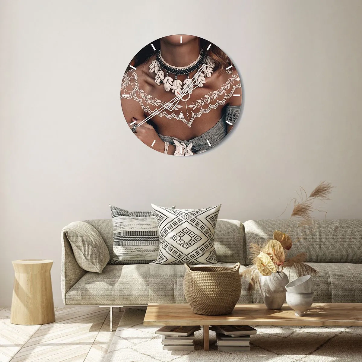 Ceas de perete - Ceas pe sticlă - Portret decorativ al unei femei cu bijuterii etnice și modele cu henna - 30x30cm - Talismanele, ritualurile feminității - Decorațiune modernă pentru perete pentru living, bucătărie și dormitor ARTTOR