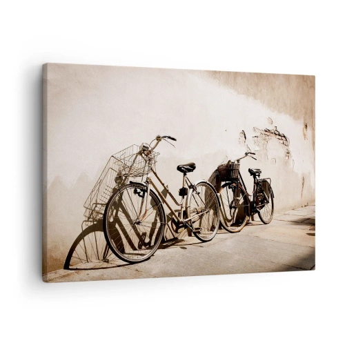 Tablou pe pânză Canvas - Două biciclete rezemate de un perete vechi în stil retro - 70x50cm - Farmecul de neuitat al trecutului - Decorațiune modernă pentru perete pentru living și dormitor ARTTOR