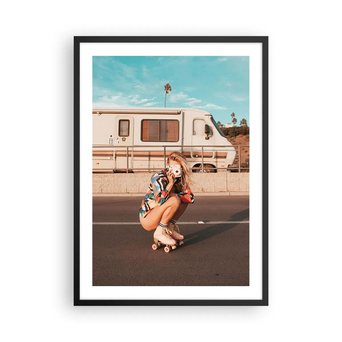 Poster în ramă neagră - O fată pe role cu o cameră în fața unei rulote - 50x70cm - Zâmbiți, vă rog! - Decorațiune modernă pentru perete pentru living și dormitor ARTTOR
