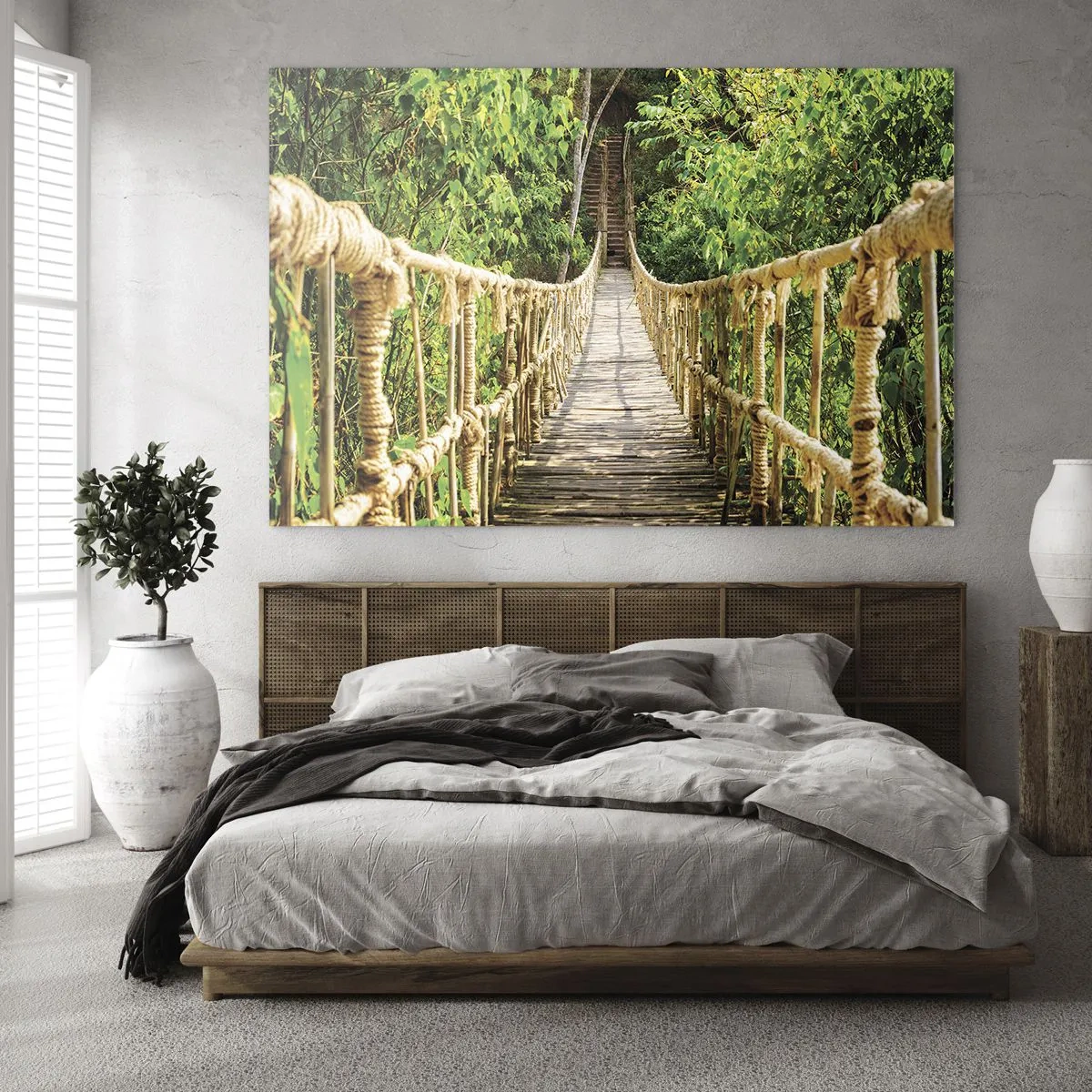Tablou pe sticlă - Un pod de lemn cu frânghii înconjurat de verdeață luxuriantă - 70x50cm - Suspendat în verde - Decorațiune modernă pentru perete pentru living și dormitor ARTTOR