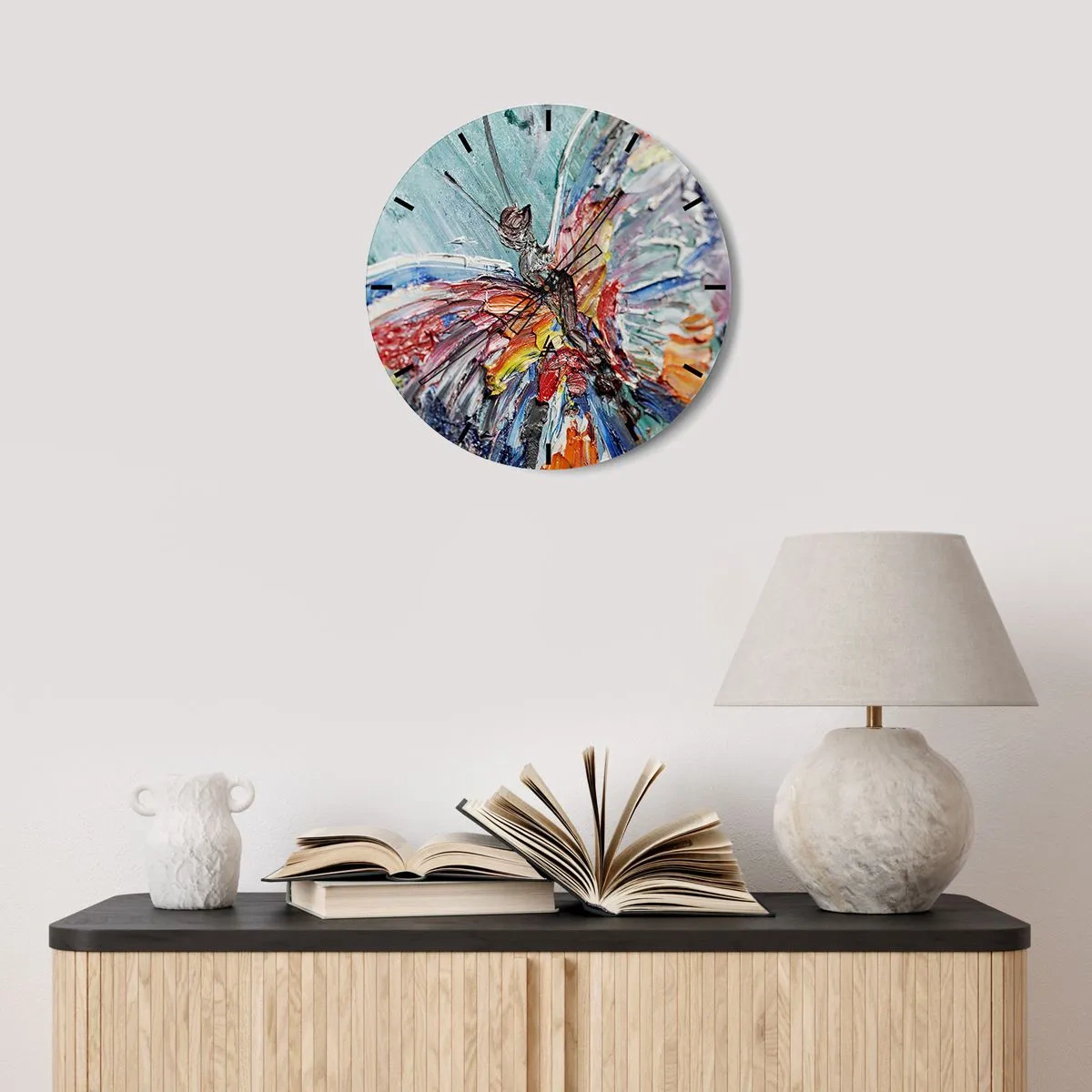 Ceas de perete - Ceas pe sticlă - Un cadran de ceas cu motiv abstract de fluture în culori intense. - 30x30cm - Pictat de natura - Decorațiune modernă pentru perete pentru living, bucătărie și dormitor ARTTOR