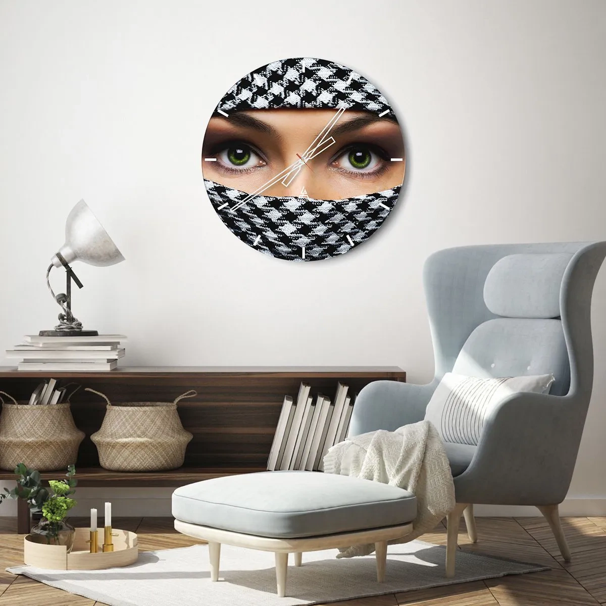 Ceas de perete - Ceas pe sticlă - Ochi verzi ascunși în spatele unui model de material alb-negru - 30x30cm - Un portret al unei frumuseți cu ochii verzi - Decorațiune modernă pentru perete pentru living, bucătărie și dormitor ARTTOR