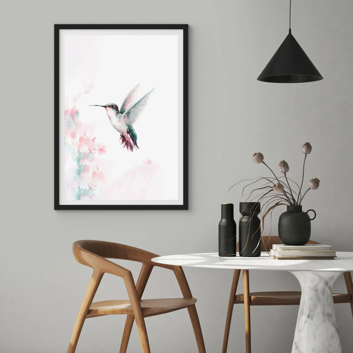 Poster în ramă neagră - Colibri în zbor cu un fundal floral delicat - 50x70cm - Oprit în mișcare - Decorațiune modernă pentru perete pentru living și dormitor ARTTOR
