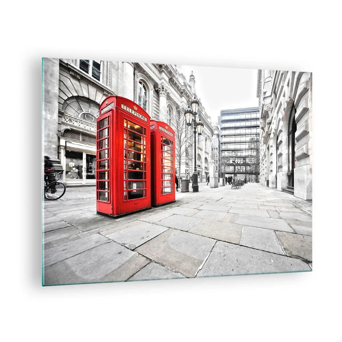 Tablou pe sticlă - Cabine telefonice roșii pe fundalul unei străzi de oraș - 70x50cm - Welcome to London - Decorațiune modernă pentru perete pentru living și dormitor ARTTOR