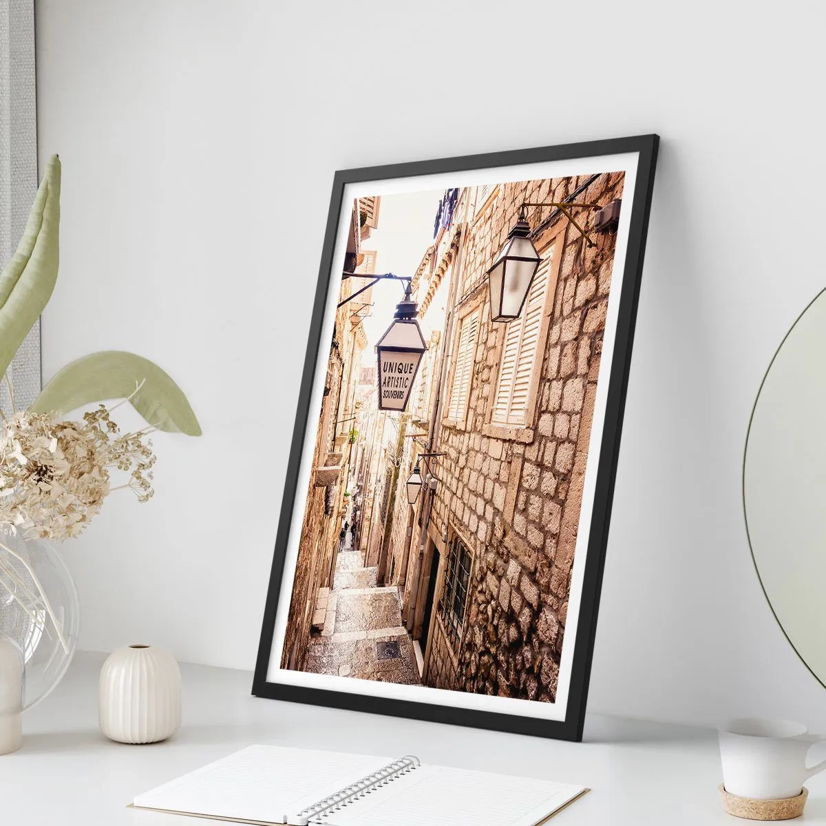 Poster în ramă neagră - O stradă fermecătoare din piatră, cu felinare și scări - 50x70cm - O străduță fermecătoare - Decorațiune modernă pentru perete pentru living și dormitor ARTTOR