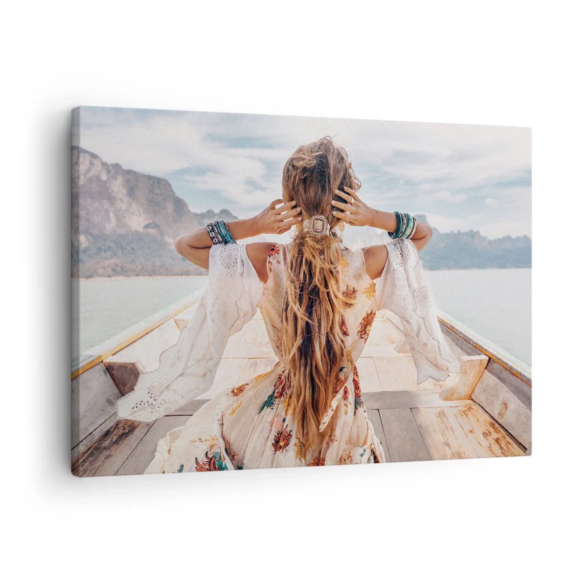 Tablou pe pânză Canvas - Femeie pe o barcă cu vedere la munți și apă, stil boho - 70x50cm - Pe drumul spre fericire - Decorațiune modernă pentru perete pentru living și dormitor ARTTOR