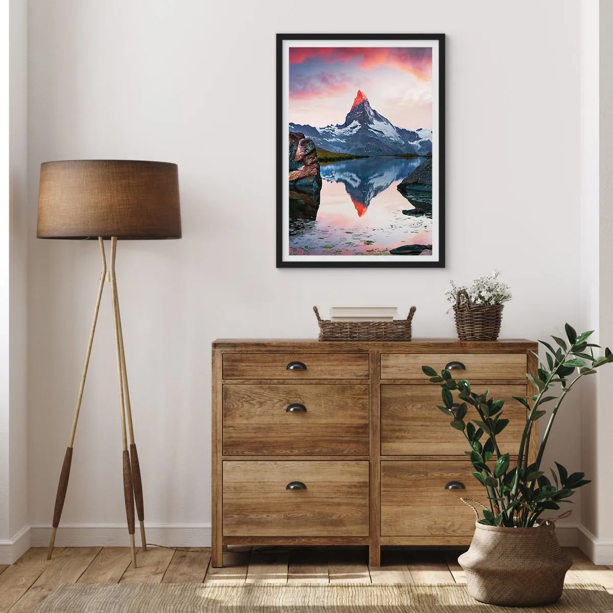 Poster în ramă neagră - Un munte reflectat într-un lac la apus - 50x70cm - Inima munților este fierbinte - Decorațiune modernă pentru perete pentru living și dormitor ARTTOR