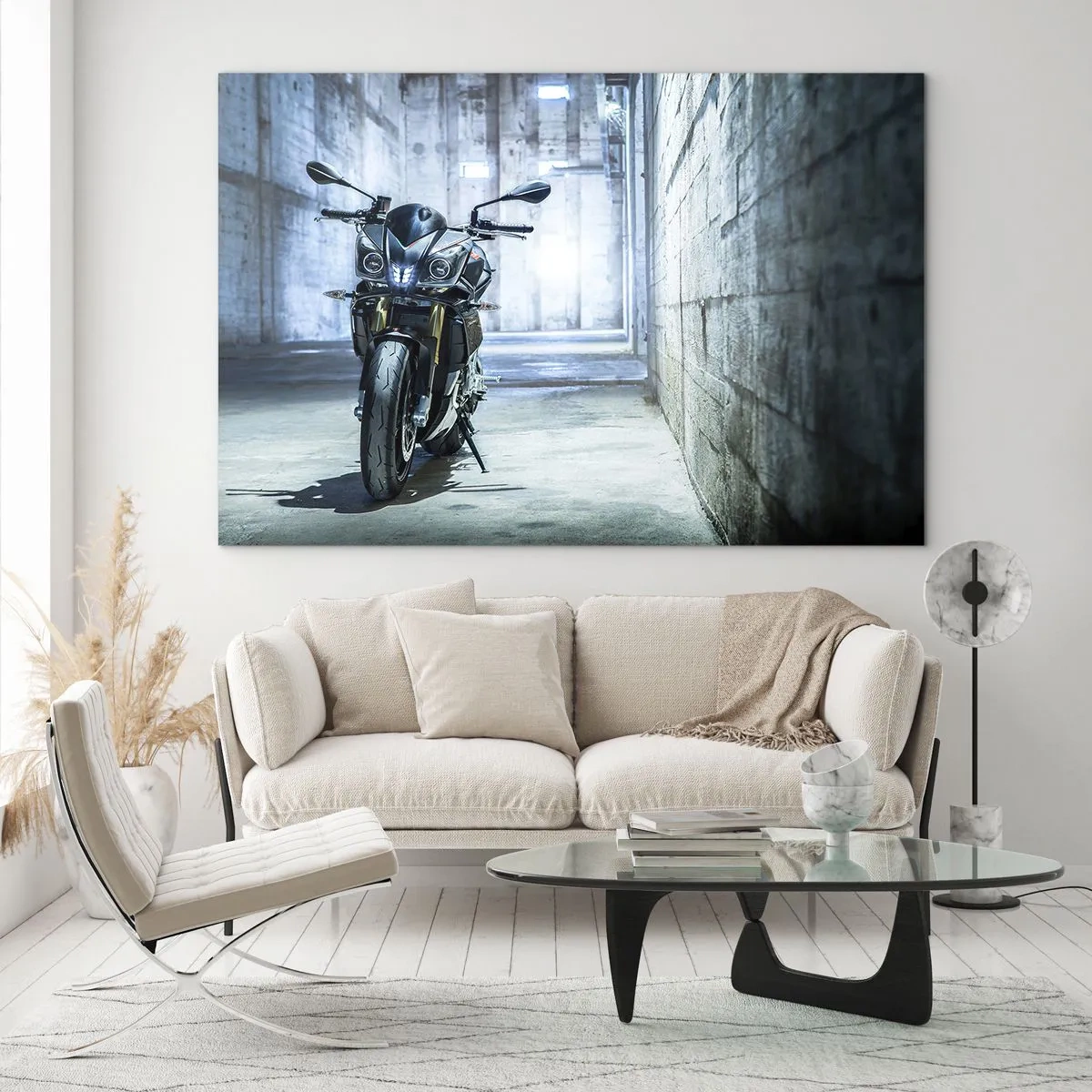 Tablou pe sticlă - O motocicletă într-un interior industrial cu pereți de beton - 70x50cm - Înainte ca motorul să duduie - Decorațiune modernă pentru perete pentru living și dormitor ARTTOR