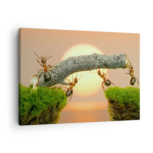 Tablou pe pânză Canvas - Furnicile construiesc un pod din crengi pe fundalul soarelui care apune. - 70x50cm - Cooperare veselă - Decorațiune modernă pentru perete pentru living și dormitor ARTTOR