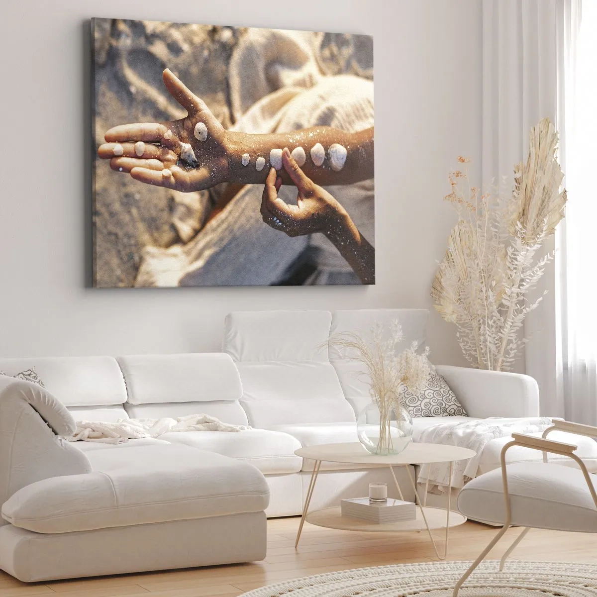 Tablou pe pânză Canvas - Mâini cu scoici aranjate pe fundalul nisipos - 70x50cm - Frumusețe la îndemână - Decorațiune modernă pentru perete pentru living și dormitor ARTTOR