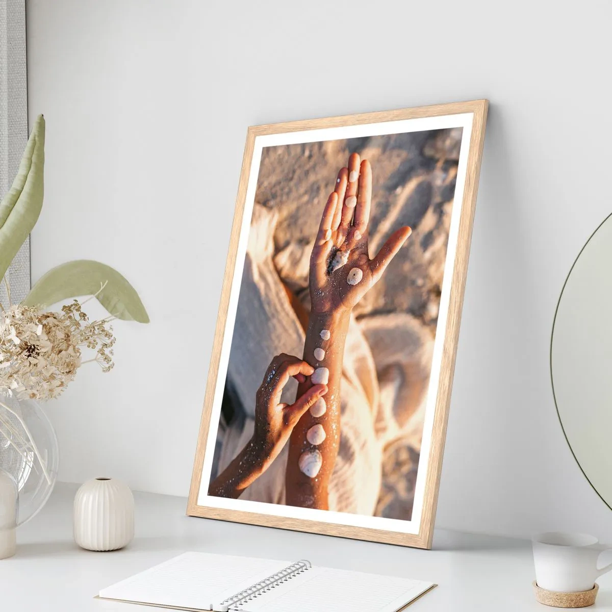 Poster în ramă de stejar deschis - Frumusețe la îndemână - 61x91 cm