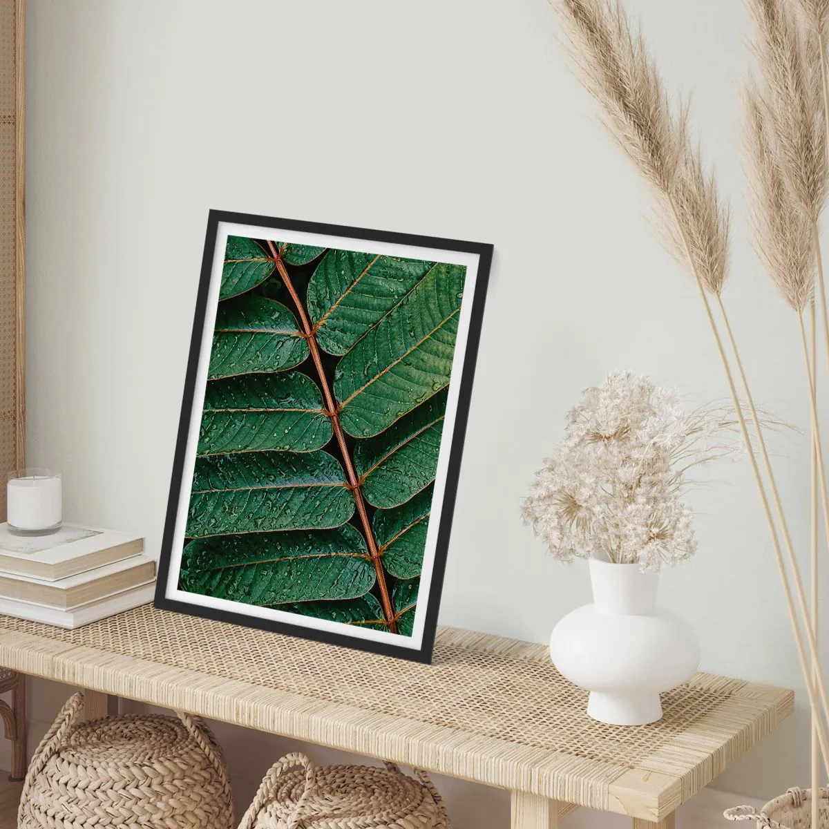 Poster în ramă neagră - Frunze cu picături de apă creând o compoziție armonioasă - 50x70cm - Într-un ritm verde - Decorațiune modernă pentru perete pentru living și dormitor ARTTOR