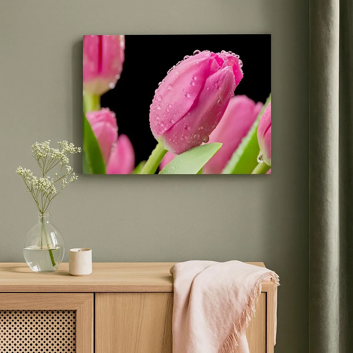 Tablou pe pânză Canvas - Lalea roz cu picături de apă pe fundal negru - 70x50cm - Un vis de liliac în rouă - Decorațiune modernă pentru perete pentru living și dormitor ARTTOR