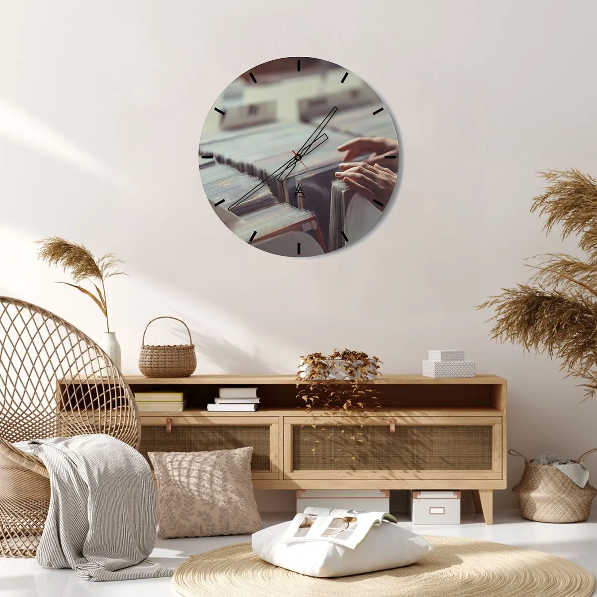 Ceas de perete - Ceas pe sticlă - Răsfoind viniluri într-un magazin de muzică - 30x30cm - În căutarea emoției - Decorațiune modernă pentru perete pentru living, bucătărie și dormitor ARTTOR
