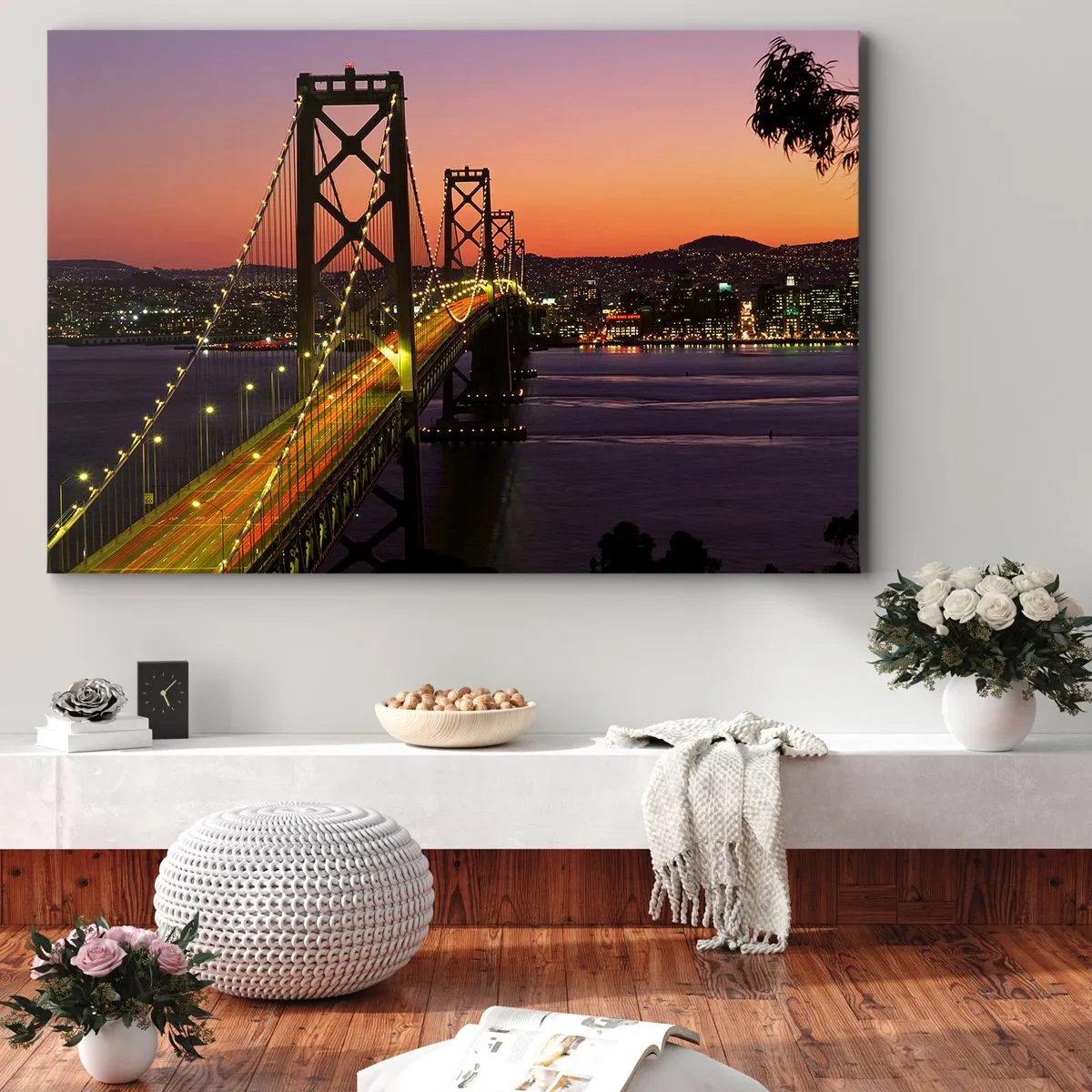 Tablou pe pânză Canvas - Un pod iluminat noaptea peste apă, cu o vedere panoramică asupra orașului - 70x50cm - O seară în mov - Decorațiune modernă pentru perete pentru living și dormitor ARTTOR