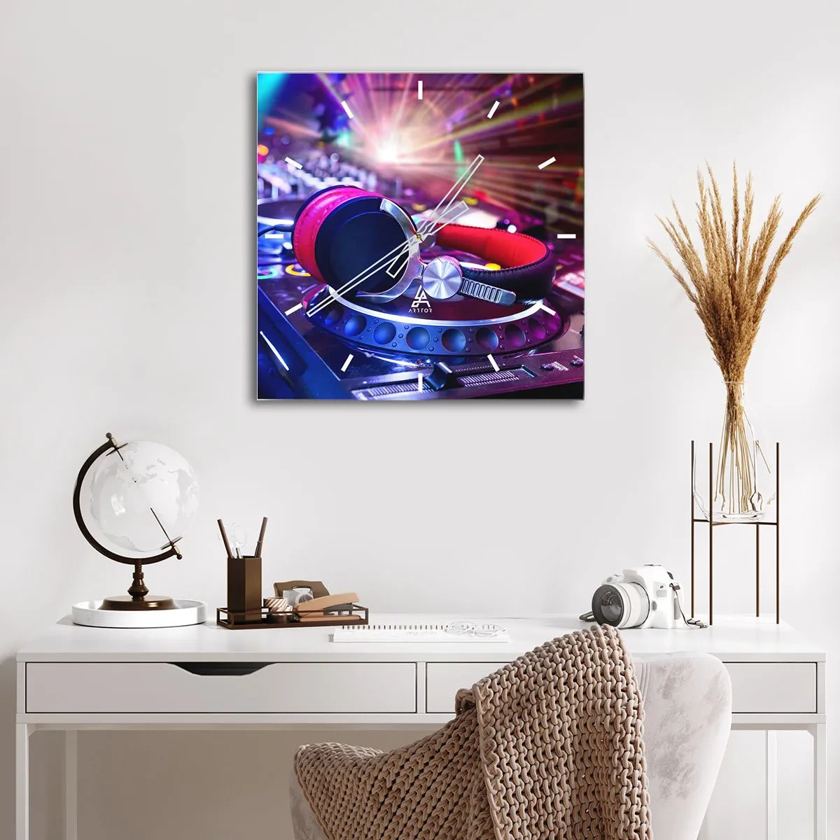 Ceas de perete - Ceas pe sticlă - Imediat începe distracția - 40x40 cm