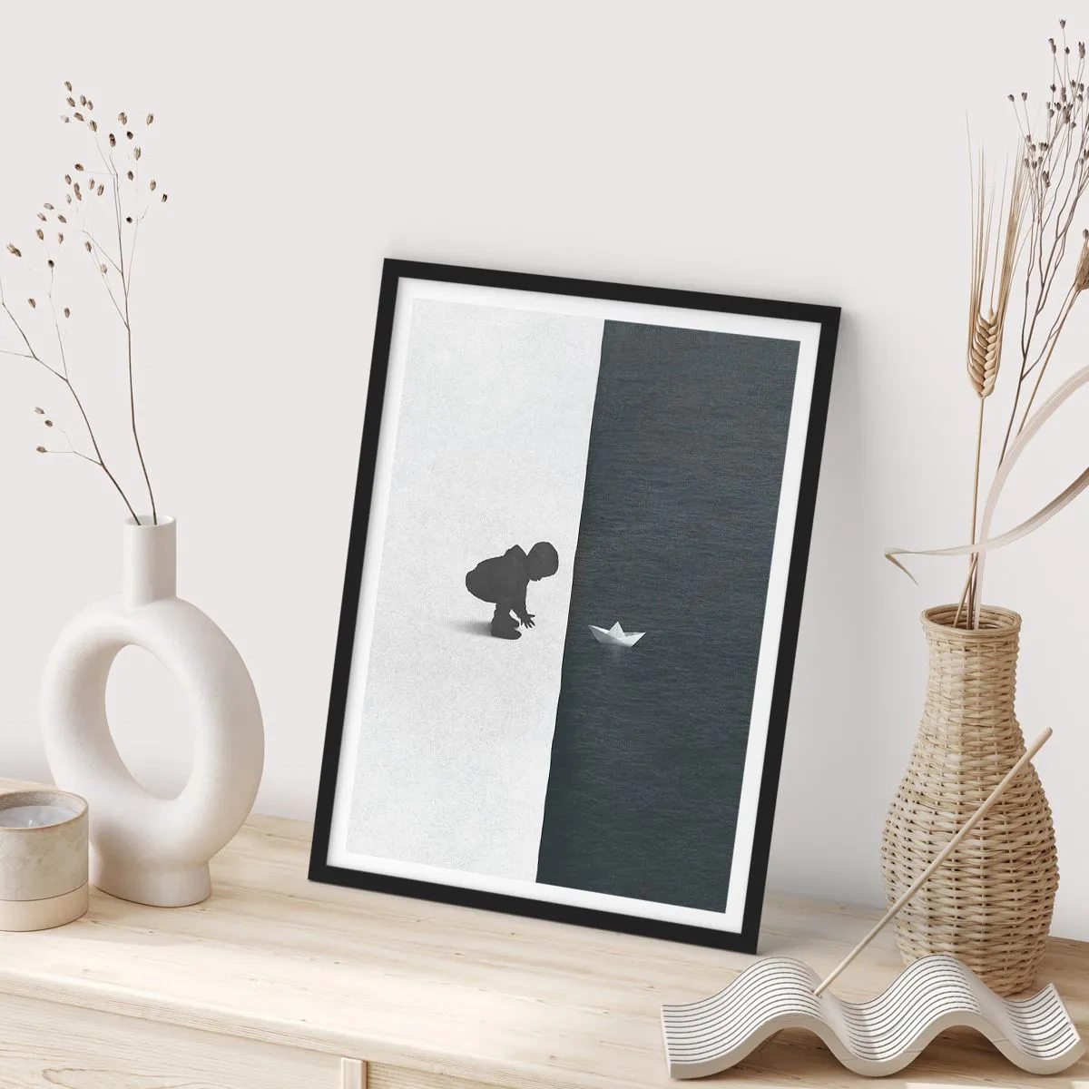 Poster în ramă neagră - Un copil aplecat deasupra apei cu o barcă de hârtie - 50x70cm - Marea expediție - Decorațiune modernă pentru perete pentru living și dormitor ARTTOR