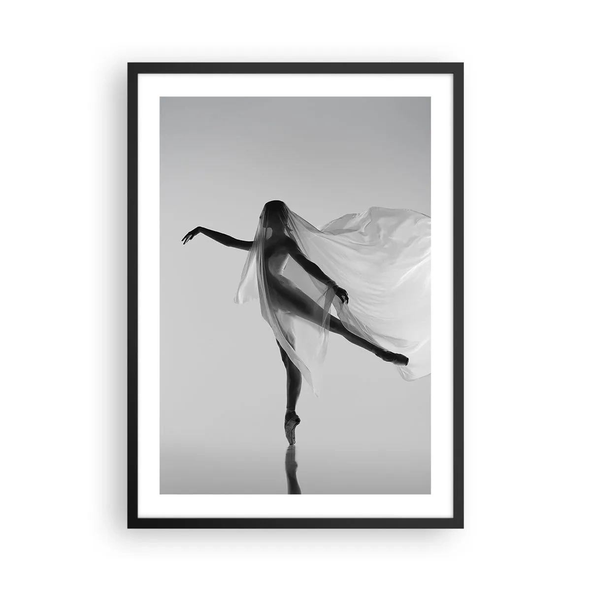 Poster în ramă neagră - O dansatoare într-un voal aerisit într-o compoziție alb-negru - 50x70cm - Lejeritate și grație - Decorațiune modernă pentru perete pentru living și dormitor ARTTOR