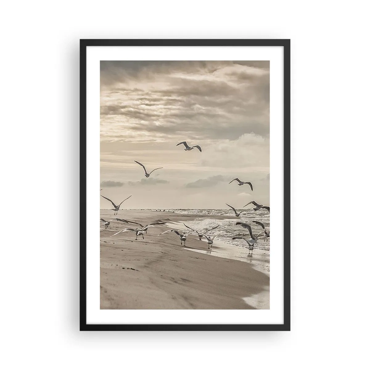 Poster în ramă neagră - Pescaruși plutind deasupra țărmului sub un cer înnorat - 50x70cm - Marea zumzăie, păsările cântă - Decorațiune modernă pentru perete pentru living și dormitor ARTTOR