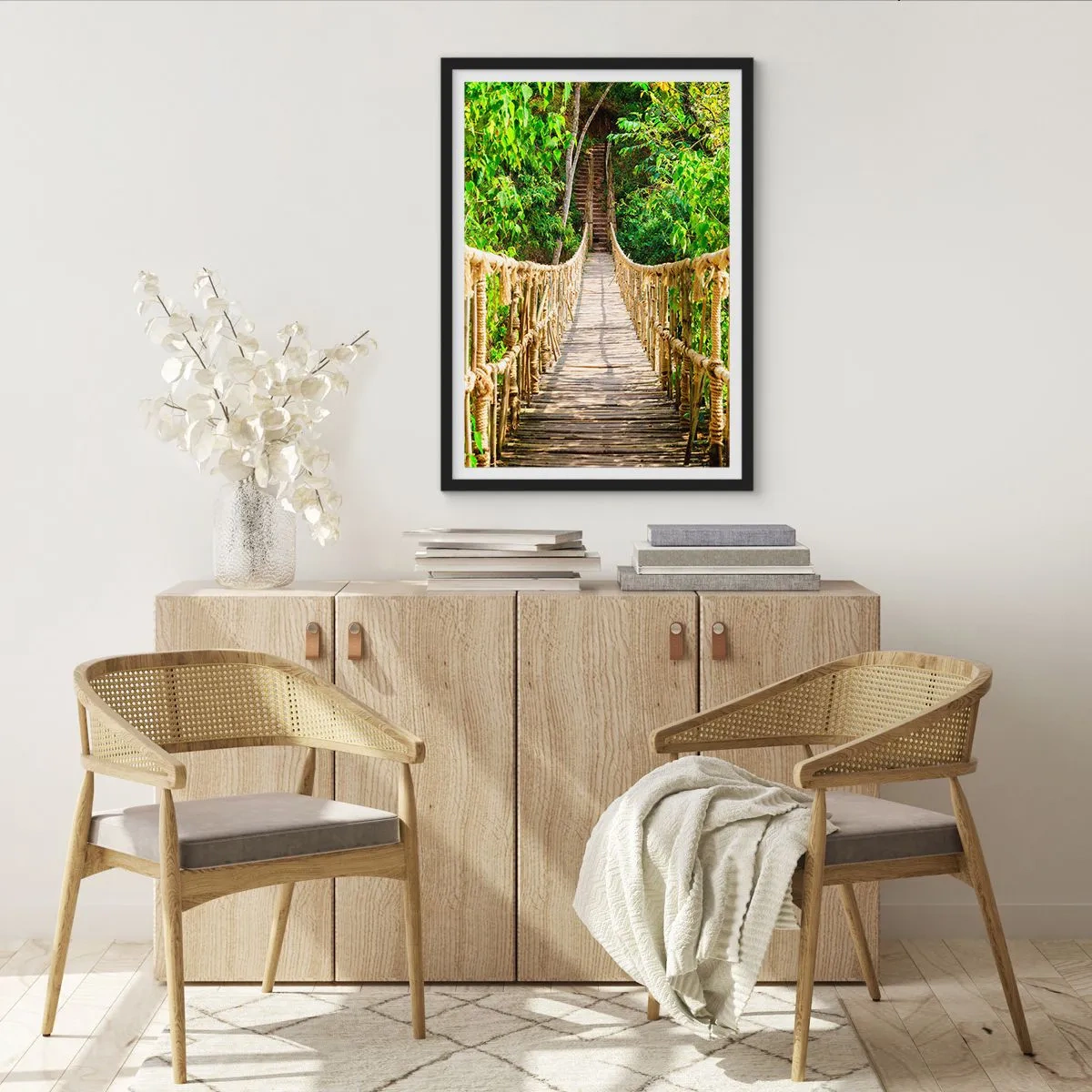 Poster în ramă neagră - Un pod de lemn cu frânghii înconjurat de verdeață luxuriantă - 50x70cm - Suspendat în verde - Decorațiune modernă pentru perete pentru living și dormitor ARTTOR