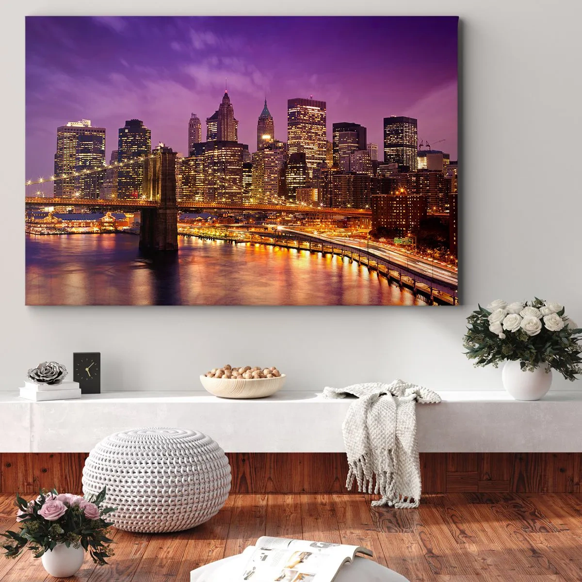 Tablou pe pânză Canvas - Panoramă a orașului cu podul în lumina serii pe fundalul cerului violet - 70x50cm - Manhathannul mov-auriu - Decorațiune modernă pentru perete pentru living și dormitor ARTTOR