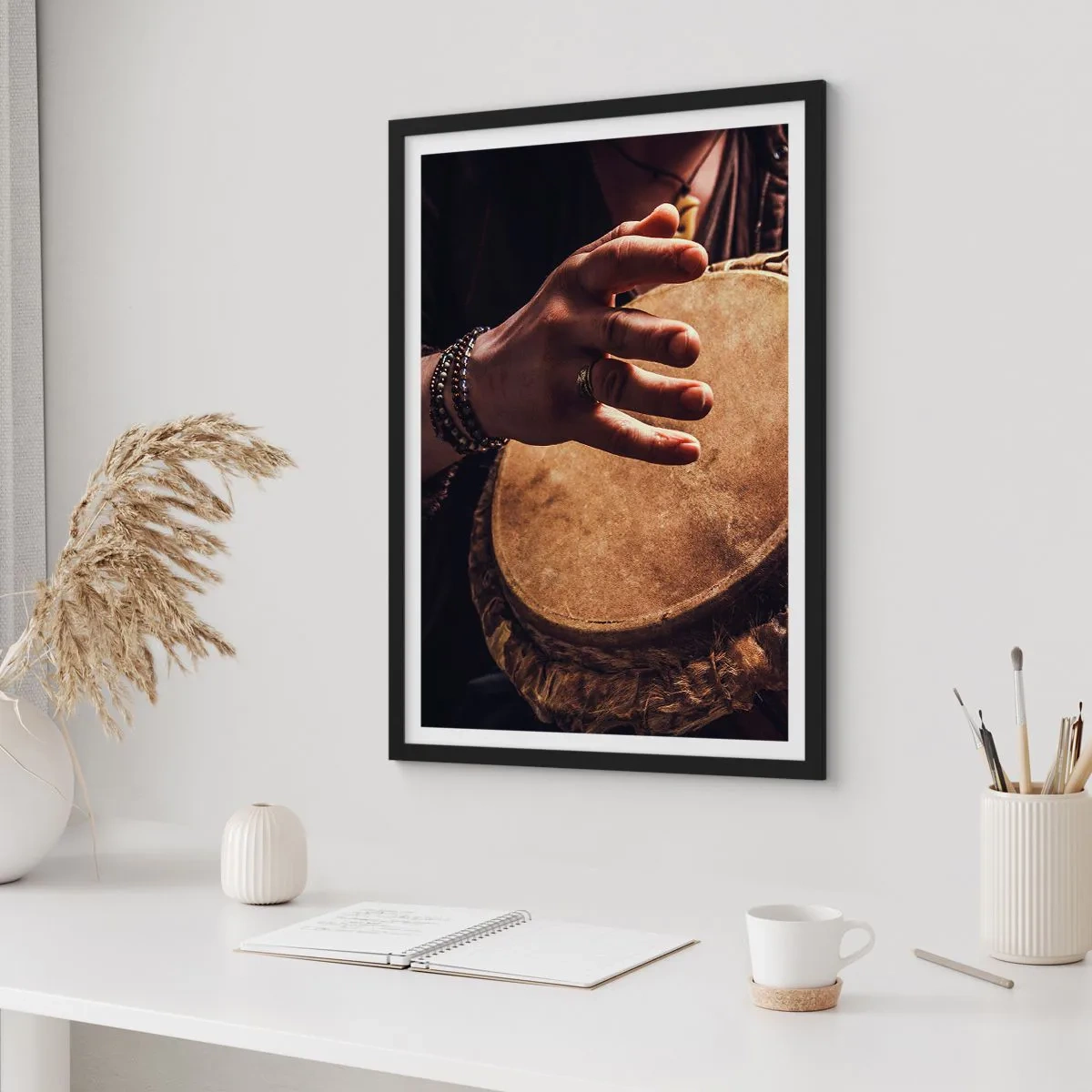 Poster în ramă neagră - O mână cântând la tobă în lumină caldă - 50x70cm - În ritmul inimii - Decorațiune modernă pentru perete pentru living și dormitor ARTTOR