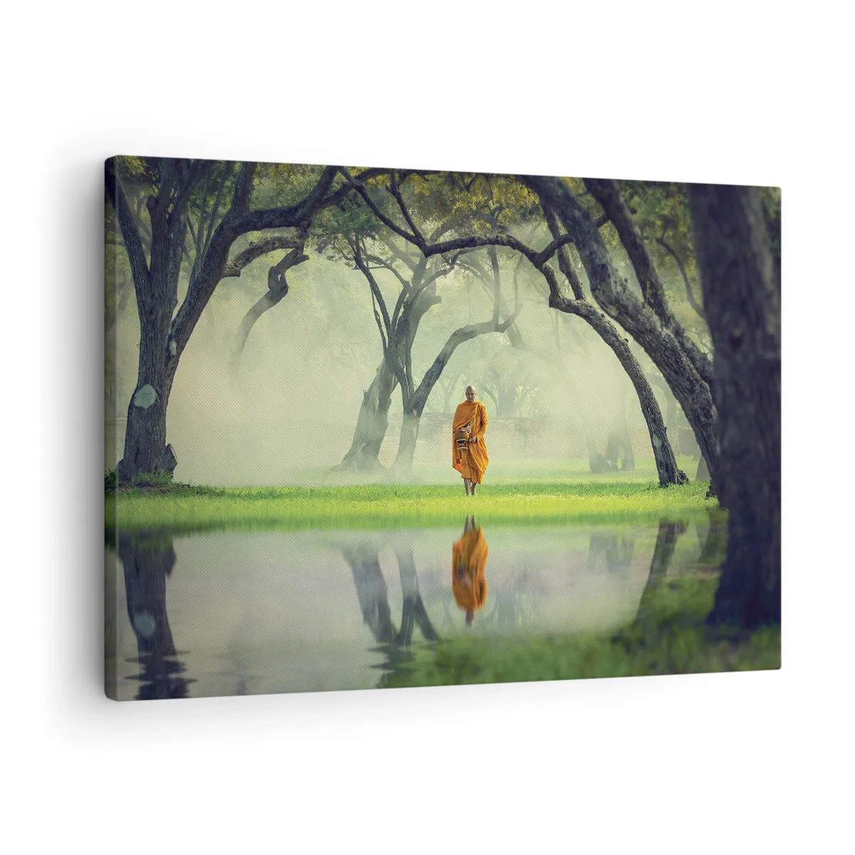 Tablou pe pânză Canvas - Un călugăr într-o robă portocalie într-o pădure cu un fundal încețoșat și reflexie în apă. - 70x50cm - Pe drumul spre iluminare - Decorațiune modernă pentru perete pentru living și dormitor ARTTOR