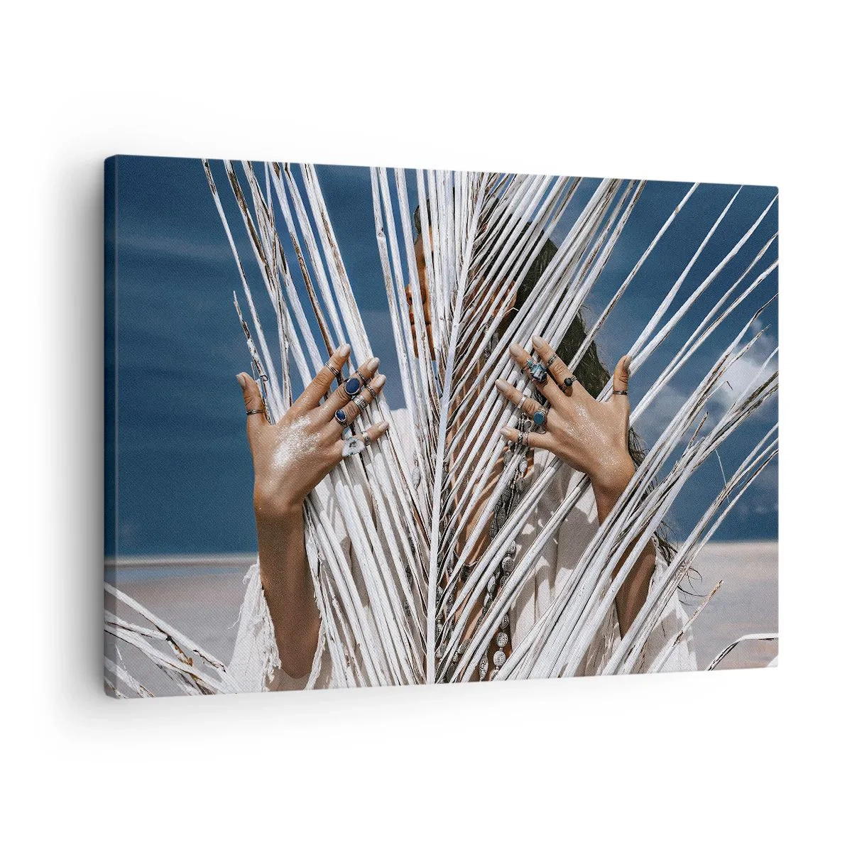 Tablou pe pânză Canvas - O femeie ascunsă în spatele frunzelor de palmier, cu inele pe mâini. - 70x50cm - Prietena șamanului? - Decorațiune modernă pentru perete pentru living și dormitor ARTTOR