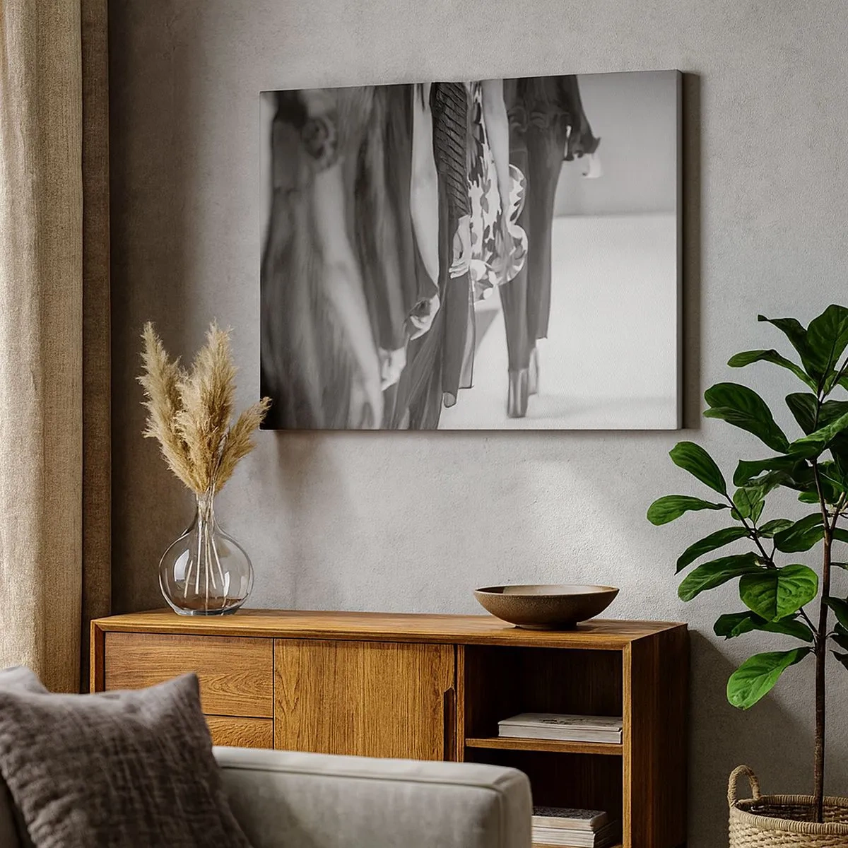 Tablou pe pânză Canvas - O scenă alb-negru de pe podium care prezintă detaliile rochiilor și siluetele modelelor. - 70x50cm - Paradă elegantă - Decorațiune modernă pentru perete pentru living și dormitor ARTTOR