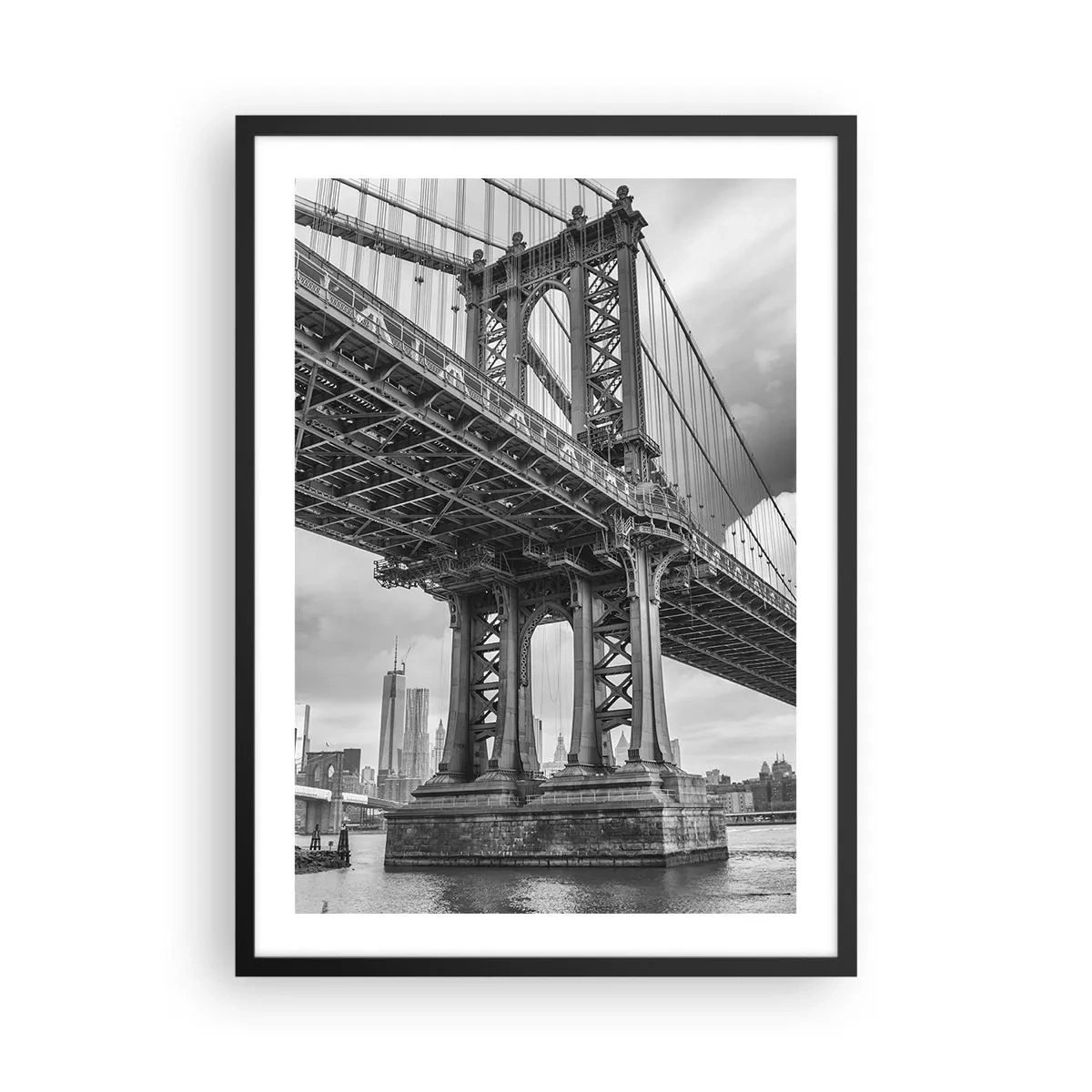 Poster în ramă neagră - Un pod în alb și negru pe fundalul unui peisaj urban - 50x70cm - Spre inima orașului - Decorațiune modernă pentru perete pentru living și dormitor ARTTOR