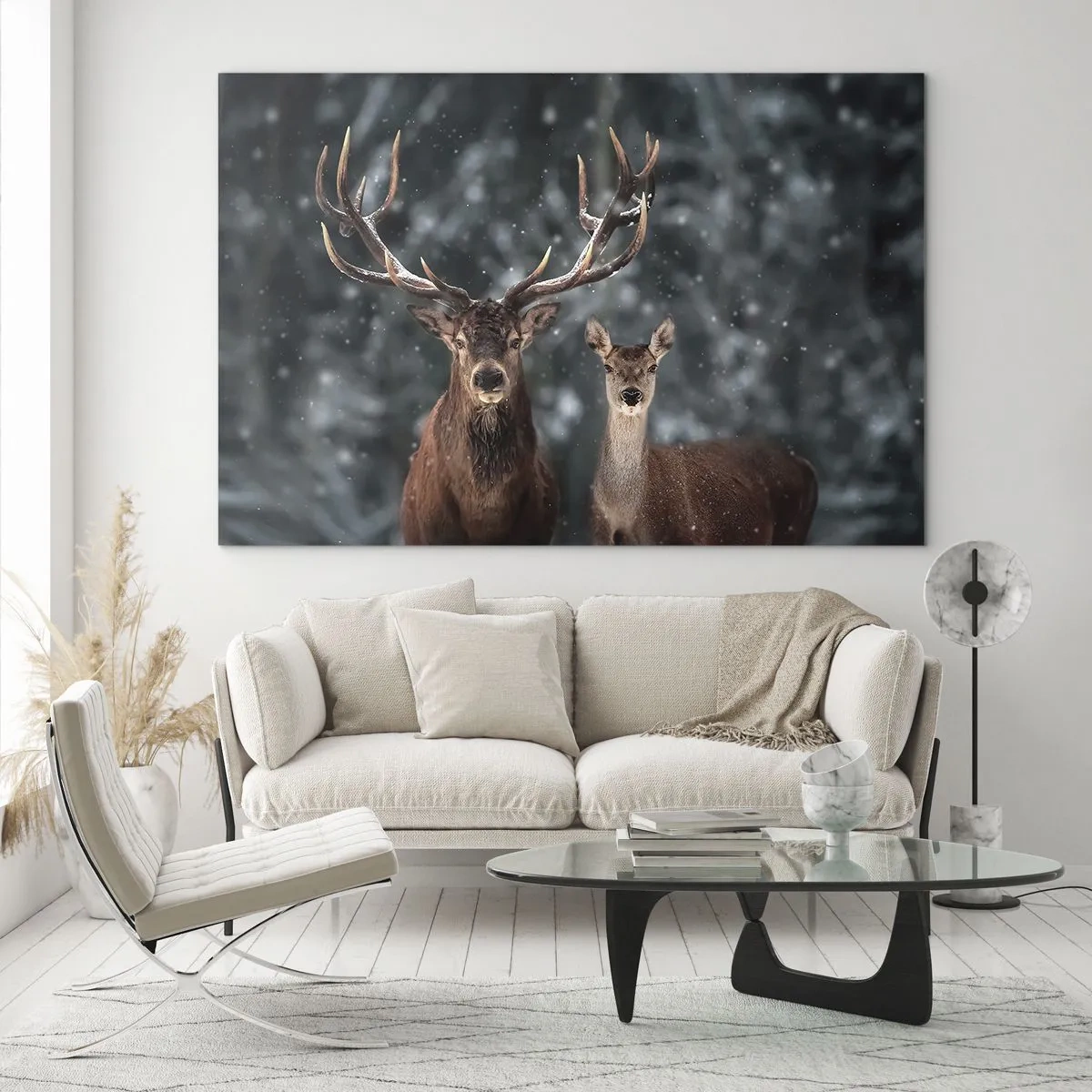 Tablou pe sticlă - Un cerb și o căprioară într-o pădure de iarnă acoperită de zăpadă - 70x50cm - Stăpânul pădurii și soția sa - Decorațiune modernă pentru perete pentru living și dormitor ARTTOR