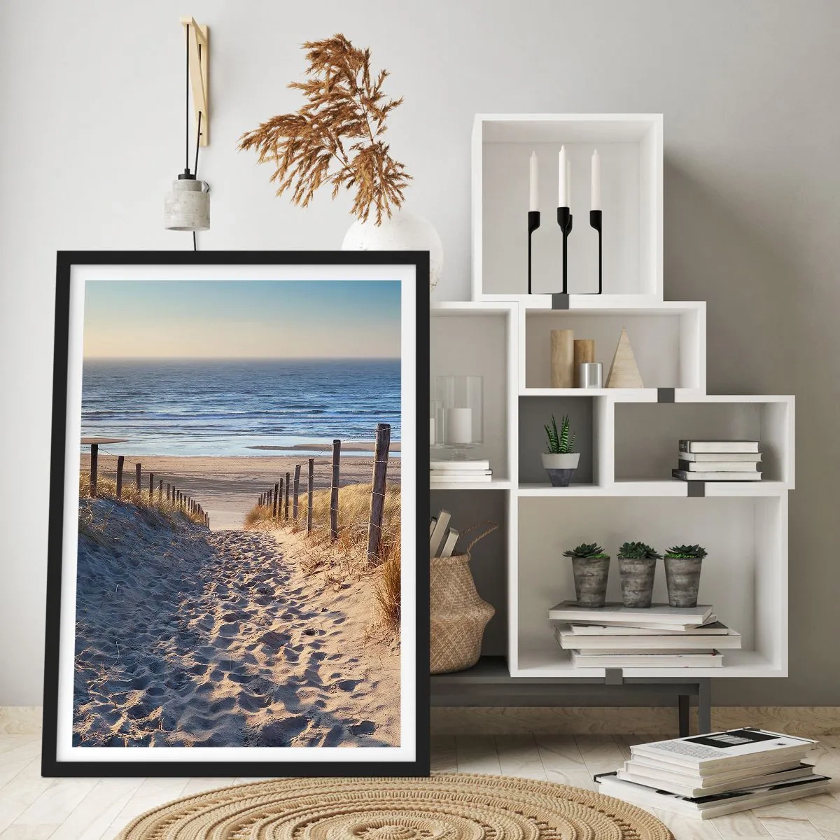 Poster în ramă neagră - Calea prin dune care duce la plajă la apus - 50x70cm - Zumzet de mare, o plajă sălbatică printre ierburi... - Decorațiune modernă pentru perete pentru living și dormitor ARTTOR