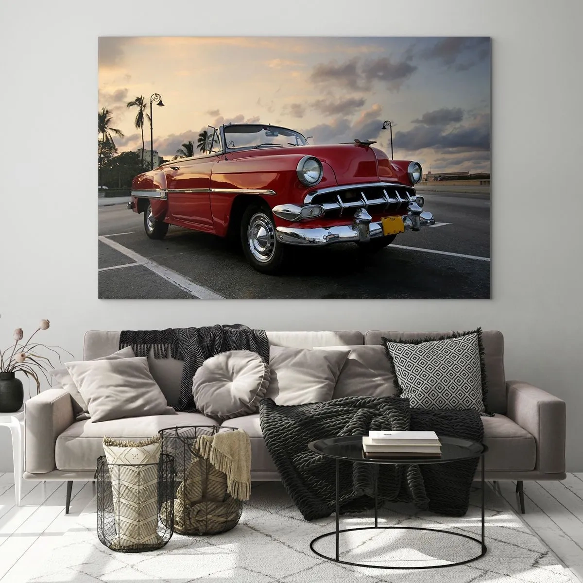 Tablou pe sticlă - O decapotabilă clasică roșie pe fundalul unui apus de soare - 70x50cm - Căldura roșie a tropicelor - Decorațiune modernă pentru perete pentru living și dormitor ARTTOR