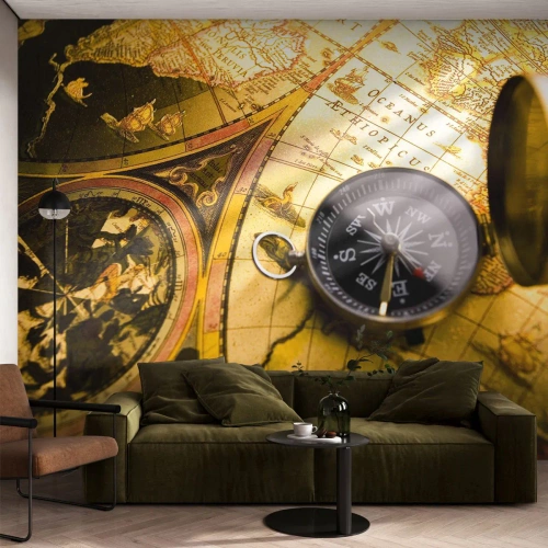 Tapet Standard Eco - Busolă antică pe o hartă a lumii aurie - 100x70cm - Sau poate până la capătul lumii? - Decorațiune modernă pentru perete pentru living și dormitor ARTTOR