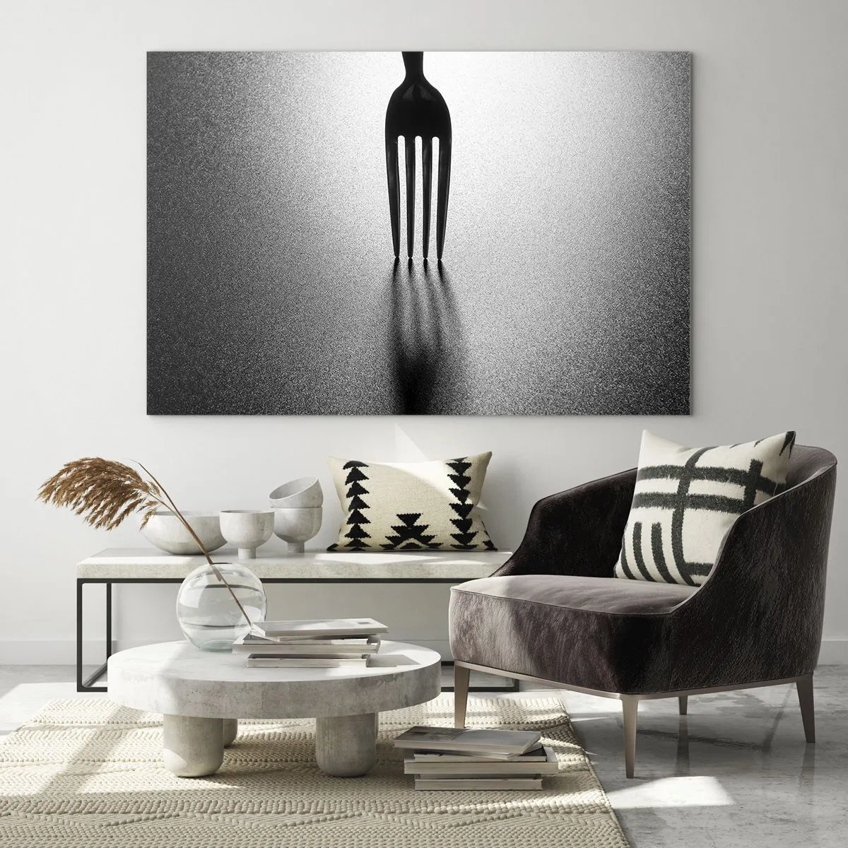 Tablou pe sticlă - O furculiță care aruncă o umbră într-o compoziție minimalistă alb-negru - 70x50cm - Lumină și umbră - Decorațiune modernă pentru perete pentru living și dormitor ARTTOR