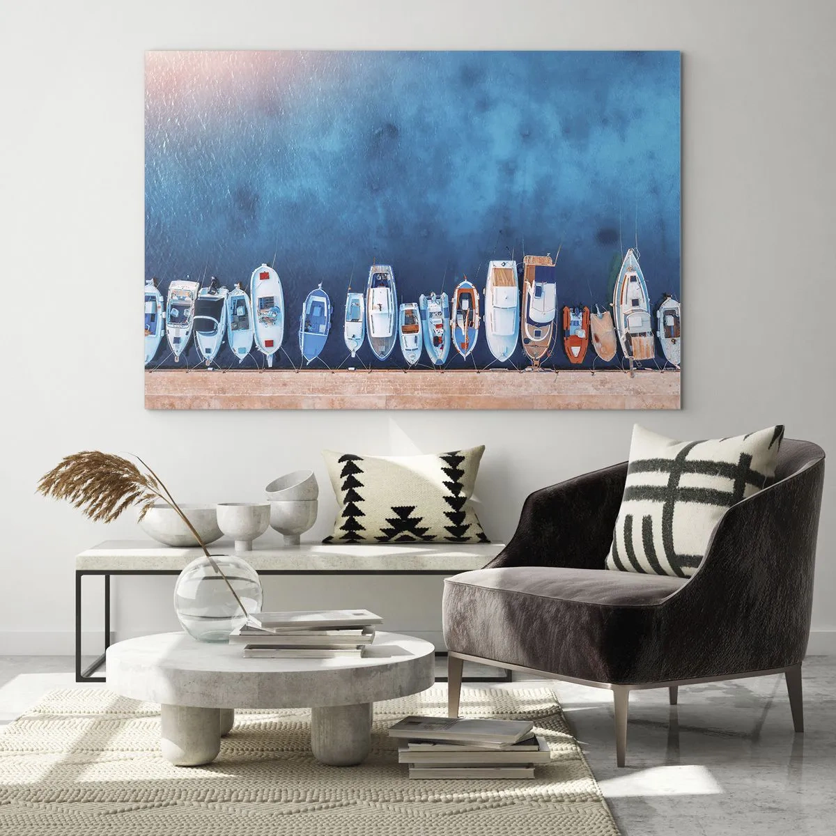Tablou pe sticlă - Bărci ancorate la țărm văzute din perspectiva unei păsări - 70x50cm - Aliniere - Decorațiune modernă pentru perete pentru living și dormitor ARTTOR