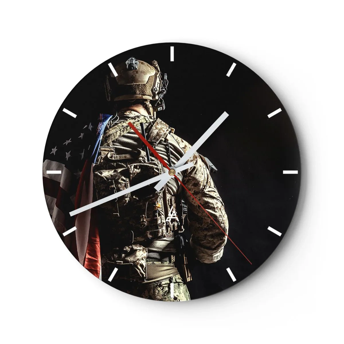 Ceas de perete - Ceas pe sticlă - Un soldat în uniformă cu un rucsac și un steag pe un fundal întunecat - 30x30cm - D-aia - Decorațiune modernă pentru perete pentru living, bucătărie și dormitor ARTTOR