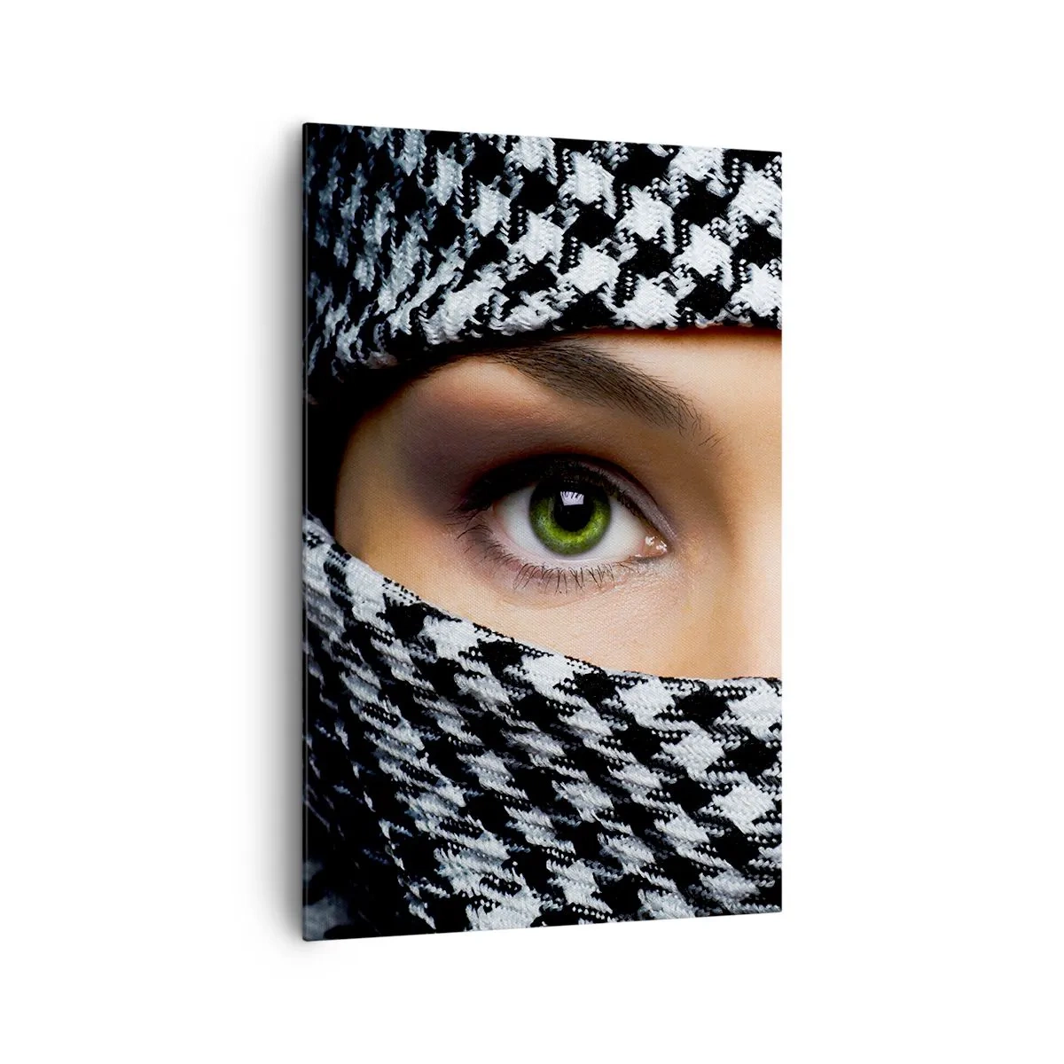 Tablou pe pânză - Un portret al unei frumuseți cu ochii verzi - 80x120 cm