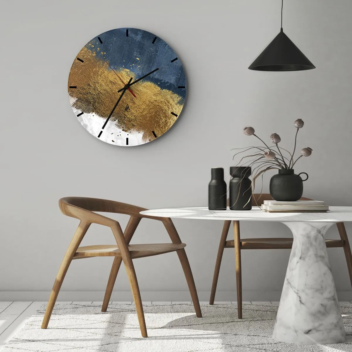 Ceas de perete - Ceas pe sticlă - Tușe abstracte de pensulă aurii și albastru marin pe fundal alb - 30x30cm - Culorile verii - Decorațiune modernă pentru perete pentru living, bucătărie și dormitor ARTTOR