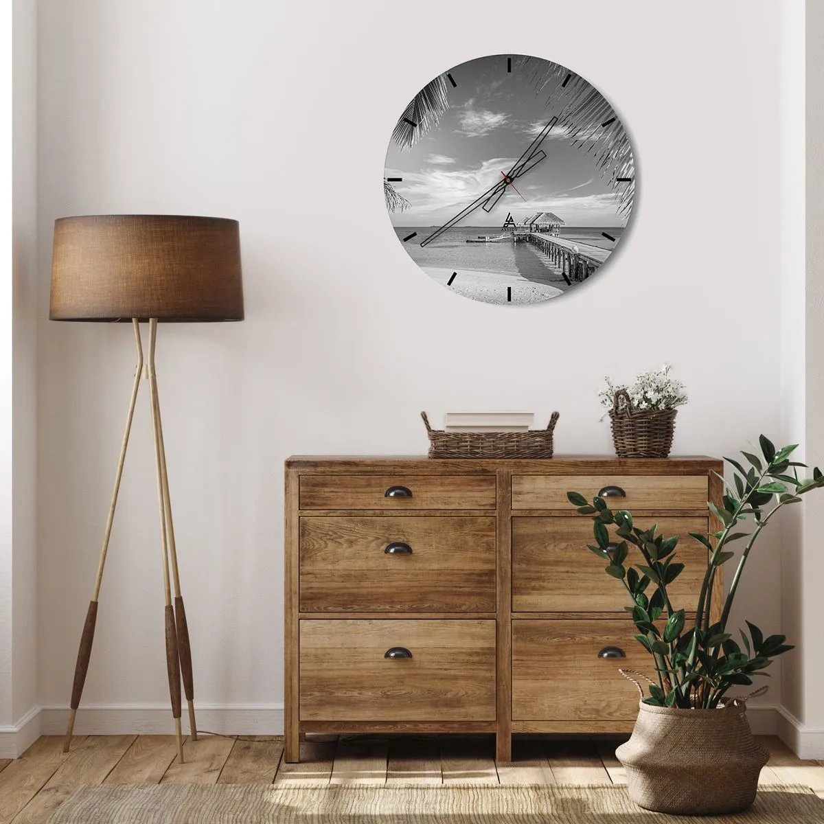Ceas de perete - Ceas pe sticlă - Un dig alb-negru cu un foișor pe ocean și palmieri în cadru. - 30x30cm - O amintire sau un vis? - Decorațiune modernă pentru perete pentru living, bucătărie și dormitor ARTTOR