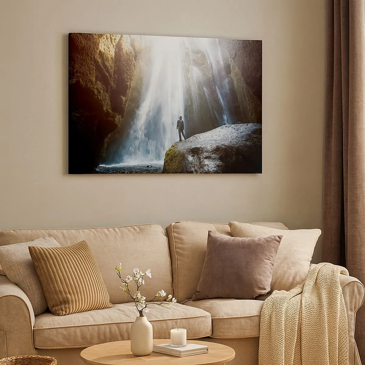 Tablou pe pânză Canvas - O figură pe fundalul unei cascade maiestuoase într-un defileu stâncos - 70x50cm - Restabilirea proporțiilor - Decorațiune modernă pentru perete pentru living și dormitor ARTTOR