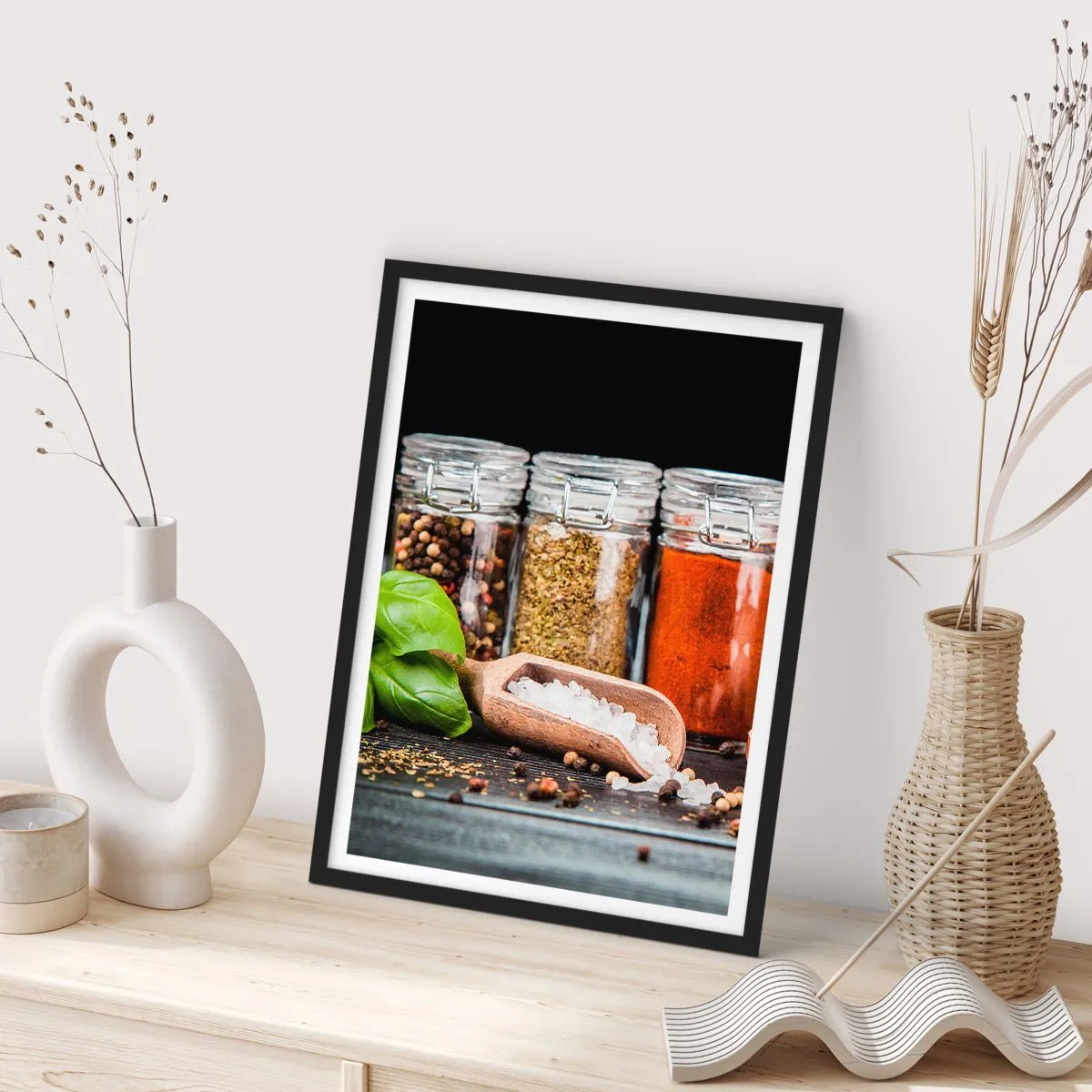 Poster în ramă neagră - Borcane cu condimente pe un fundal întunecat - 50x70cm - Pentru a da un gust vieții - Decorațiune modernă pentru perete pentru living și dormitor ARTTOR