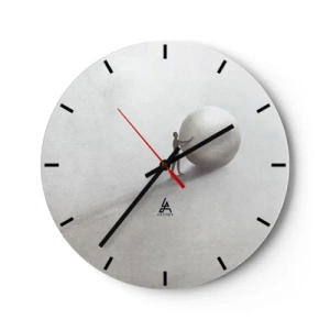 Ceas de perete - Ceas pe sticlă - O figură împinge o minge pe un fundal luminos al deșertului într-o scenă simbolică. - 30x30cm - Jocul vieții - Decorațiune modernă pentru perete pentru living, bucătărie și dormitor ARTTOR
