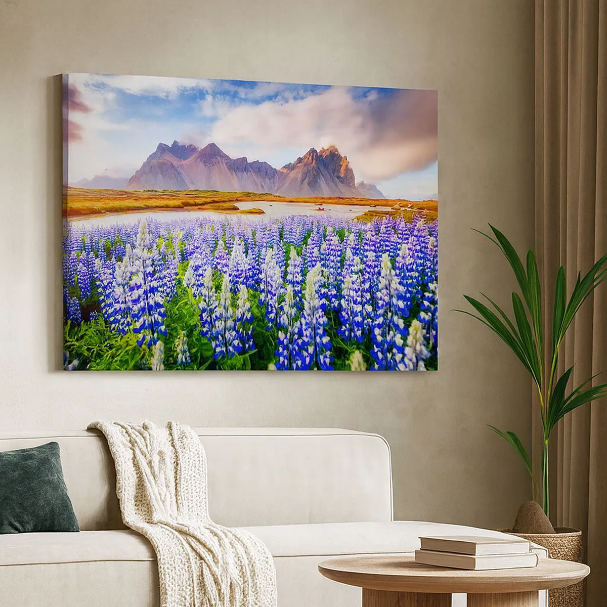 Tablou pe pânză Canvas - Flori într-un peisaj montan cu un cer pitoresc - 70x50cm - Putere și severitate alături de blândețe - Decorațiune modernă pentru perete pentru living și dormitor ARTTOR