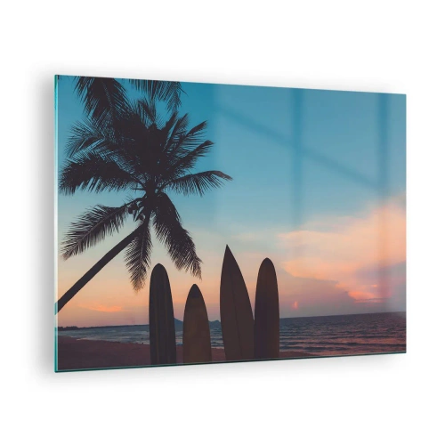 Tablou pe sticlă - Palmier și plăci de surf pe plajă la apus - 70x50cm - Și mâine ne vom distra - Decorațiune modernă pentru perete pentru living și dormitor ARTTOR