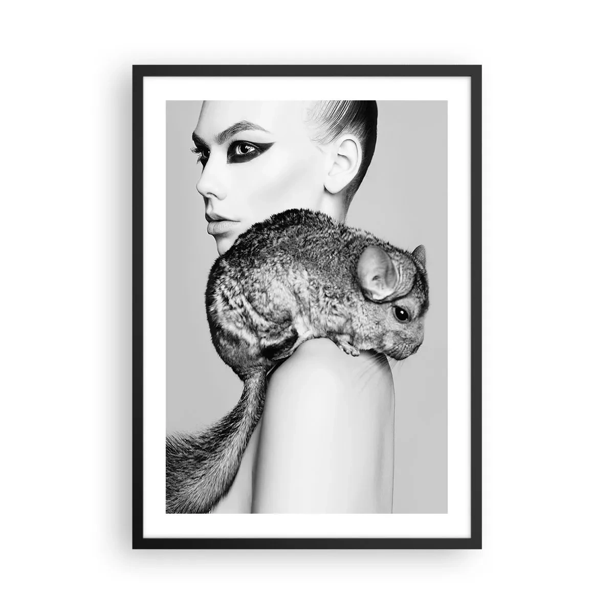 Poster în ramă neagră - O femeie cu o chinchilla într-o fotografie artistică alb-negru - 50x70cm - Dama cu șinșilă - Decorațiune modernă pentru perete pentru living și dormitor ARTTOR