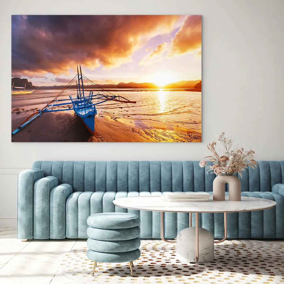 Tablou pe sticlă - Barcă pe plajă la apus cu un cer dramatic - 70x50cm - După o zi lungă, întindeți-vă pe nisip - Decorațiune modernă pentru perete pentru living și dormitor ARTTOR