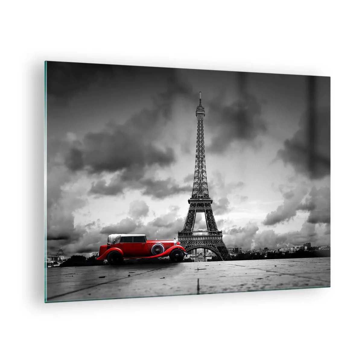 Tablou pe sticlă - O mașină retro roșie cu Turnul Eiffel în fundal, într-un cadru alb-negru. - 70x50cm - Nu cu mult timp în urmă, la Paris - Decorațiune modernă pentru perete pentru living și dormitor ARTTOR