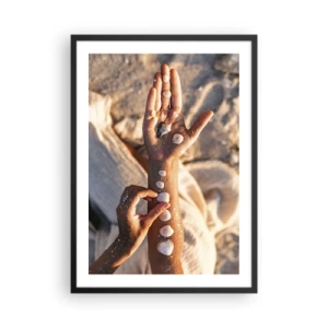 Poster în ramă neagră - Mâini decorate cu scoici pe un fundal nisipos - 50x70cm - Frumusețe la îndemână - Decorațiune modernă pentru perete pentru living și dormitor ARTTOR