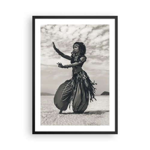 Poster în ramă neagră - O dansatoare etnică pe fundalul unui peisaj deșertic - 50x70cm - Dansul insulelor sudice - Decorațiune modernă pentru perete pentru living și dormitor ARTTOR